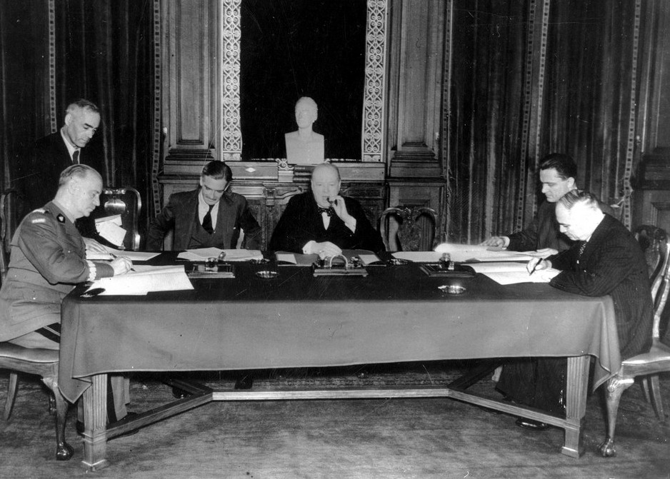 Stoją od lewej: General Sikorski, Anthony Eden, Winston Churchill, Iwan Majski. Rok 1941.