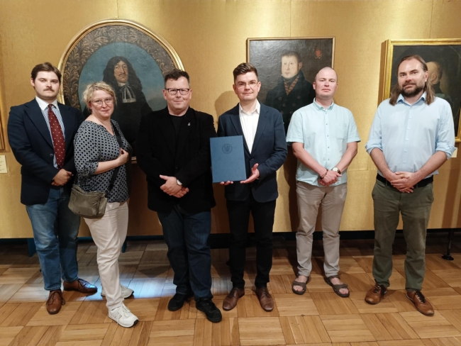 Od lewej widoczni są: Antoni Klimko (ISW), Hanna Kudłacik-Oleszko (ISW), Bartosz Gondek (Dyrektor ISW), Piotr Zubowski (Dyrektor Muzeum Kresów), Piotr Olechowski (ISW), Tomasz Luterek (ISW)