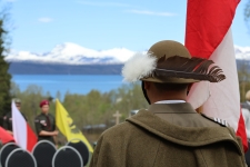 Żołnierz podczas uroczystości z okazji 85 lecia bitwy o Narwik