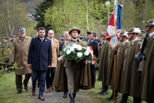 Polski żołnierz z wieńcem podczas uroczystośći 85-lecia bitwy o Narwik