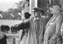 Marszełek Józef Piłsudski stojący obok Janusza Radziwiłła (rok 1934)