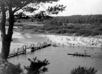 Panorama kąpieliska nad Niemnem w Druskienkach. Widoczny drewniany most i kajak.