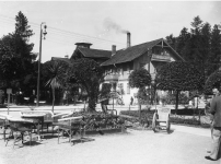 Strefa wypoczynku przed łaziankami w Truskawcu