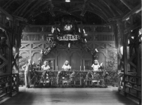 Pijalna wody mineralnej źródła "Barbara" w Truskawcu. Widoczne pracownice uzdrowiska.