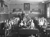 Dzieci i nauczyciele w sali lekcyjnej w szkole powszechnej im. św. Wojciecha w Krakowie