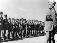 Generał Władysław Sikorski przed Junakami z Armii Andersa.