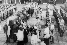 Wnoszenie trumny z generałem Sikorskim na statek ORP Orkan