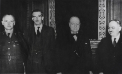 Stoją od lewej: General Sikorski, Anthony Eden, Winston Churchill, Iwan Majski. Rok 1941.