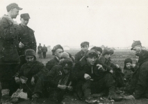 Grupa polskich zesłańców oczekujących w punkcie rekrutacyjnym.