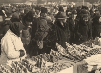 Kaziuki Wileńskie. Stoisko z piernikami i zainteresowani ludzie.