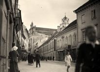 Ulica Zamkowa w Wilnie, w tle widać kościół świętego Jana oraz kolektura loterii państwowej.