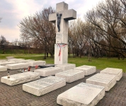 Pomnik Rzezi Wołyńskiej na Skwerze Wołyńskim w Warszawie.