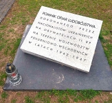 Tablica przy pomniku ofair Rzezi Wołyńskiej