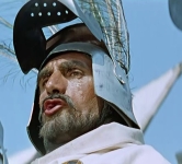 Kadr z filmu krzyżacy 1960. W kadrze widoczny jest Wienczesław Ter-Barsegow vel Pławiński jako rycerz Zakonu Krzyżackiego w bitwie pod Grunwaldem (15 lipca 1410 roku))