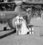 Plan filmu "Krzyżacy". Widoczny jest aktor Mieczysław Voit jako rycerz krzyżacki Kuno Lichtenstein z mieczem w ręku z helikopterem w tle.