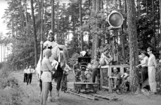 Na fotografii widoczny jest plan filmy "Krzyżacy" - krzyżacki rycerz na koniu oraz ekipa filmowa