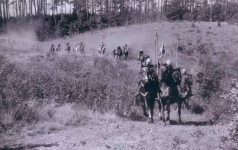 Plan filmu "Krzyżacy". Widoczni są polscy jeźdźcy wyjeżdżający z lasu.
