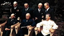 Od lewej w pierwszym rzędzie siedzą Clement Attlee, Harry Truman, Józef Stalin na konferencji poczdamskiej
