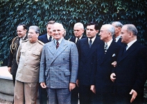 Na fotografii widoczni są politycy uczestniczący w konferencji poczdamskiej, m. in. Józef Stalin, Harry Truman, Wiaczesław Mołotow.