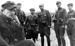 Przedstawiciele Polskiego Podziemia Niepodległościowego z oddziału majora Zygmunta Szędzielarz &quot;Łupaszka&quot; - widoczny jako trzecia osoba od prawej strony.