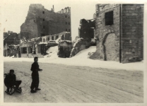 Ulica Senatorska 22 i kamienica &quot;Pod Globuskiem&quot;, fot. Andrzej Nitsch. Fotografia ze zbiorów Instytutu Strat Wojennych.