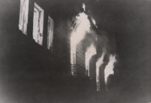 Płonąca kamienica podczas powstania warszawskiego. Fotografia ze zbiorów Instytutu Zachodniego. Fotografię przekazała p. Straszewska.