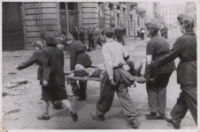 Ranny polski żołnierz niesiony na noszach, powstanie warszawskie. Fotografia ze zbiorów Instytutu Zachodniego. Fotografię przekazała p. Straszewska.