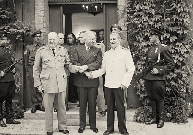 Widoczni od lewej Winston Churchill, Harry Truman, Józef Stalin podający sobie we trójkę ręce na konferencji poczdamskiejna konferencji poczdamskiej